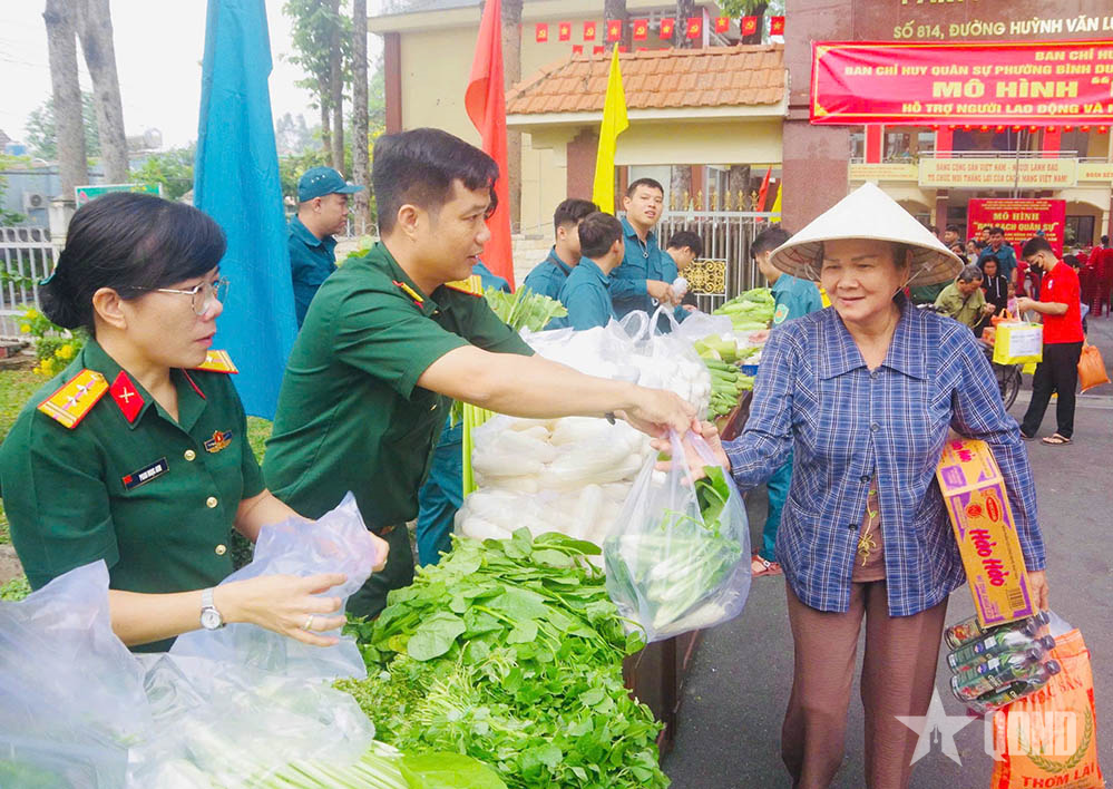 “Rau sạch quân sự” thắm tình quân dân